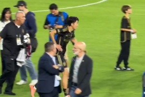 坤哥进军演艺圈？阿圭罗出演MV花絮曝光，这吻戏拍得比进球专业