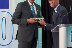 库里老爹戴尔-库里30号球衣将在中场休息时退役 女友一旁陪同