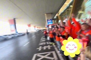 牛志明：泰山队抵达昆明，球迷接机呐喊，球员挥手回应