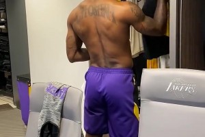 41岁的詹姆斯依然保持着炸裂的肌肉线条和赛场统治力...