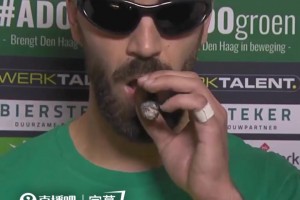抽烟喝酒接受采访！海牙后卫托马斯帮助球队升甲后…