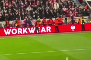 杀人诛心！大马丁向里尔球迷挥手致意，并做出了飞机手势