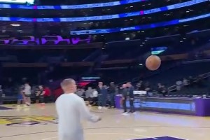 真准！詹姆斯昔日谈肯纳德：他的三分球精准得像激光！！