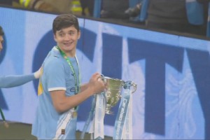 羞涩小胡胡桑诺夫被队友推着去和球迷一起庆祝夺冠