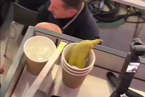 内维尔遭曼城球迷齐声嘲讽“混蛋”，前者做闭嘴手势淡定回应