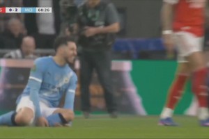 谢尔基比赛中秀颠球！本怀特直接放倒染黄！场边瓜帅无奈摇头！