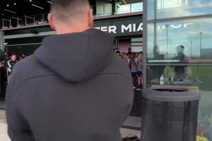 梅西带金球奖现身训练场，迈阿密少年眼神全是光！