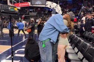 大庭广众下狂秀恩爱！库兹马拍了下女友大腿，随后拥抱亲吻！