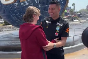 皇马老友记：卡塞米罗与莫德里奇在环球影城惊喜重逢