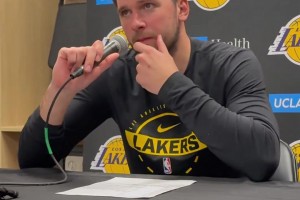 东契奇夸布朗尼：他的进步很大，今天命中的那记急停中投十分关键