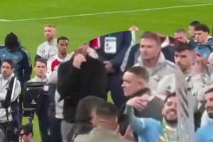 外网球迷热议谢尔基在失落的阿森纳球员前面自拍