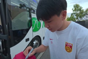 永远的主队！球迷在澳大利亚守候国足要签名！