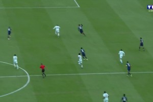 法国1-0领先巴西！登贝莱直塞，姆巴佩单刀挑射破门