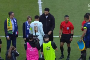 跨界助阵！NA球星塔图姆为法国vs巴西掷硬币挑边！