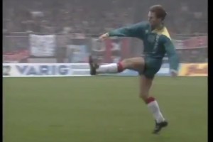 简直就像开了挂！名场面：博格坎普神级停球，优雅挑射破门！