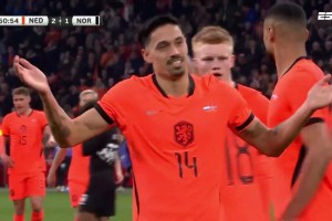 荷兰2-1反超比分！邓弗里斯横传，赖因德斯无人盯防打门得手